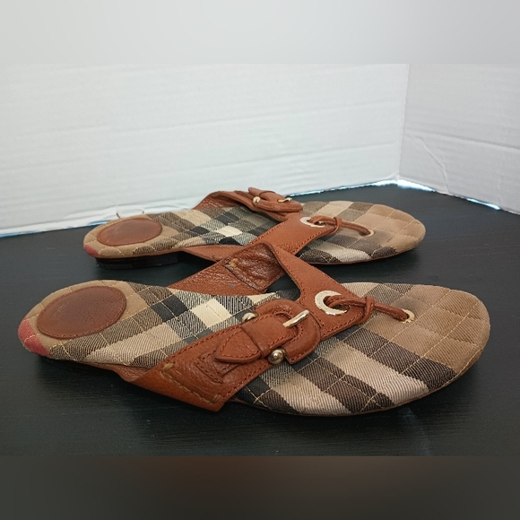 Burberry Plaid Leather Thong Sandals 38 Womens US 7.5-8 Quilted Buckle Authentic - Picture 2 of 11